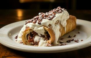 messa a fuoco su il mezzo di un' cannoli pieno con formaggio e carne. foto