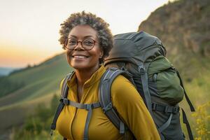 attivo pensionato nero donna escursioni a piedi nel montagne, autunno o estate stagione, all'aperto. generativo ai foto