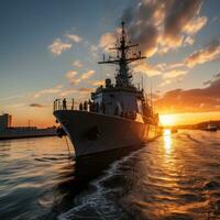 tramonto al di sopra di un' Marina Militare nave su il Aperto mare foto