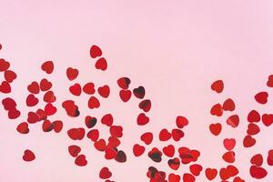 romantico rosa festivo backround con rosso cuore sagomato coriandoli. amore, incontri e san valentino giorno concetto, copia spazio foto