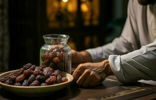 un' mezzo orientale uomo è preghiere durante Ramadan. lui mangia date e bevande acqua. ai generativo foto