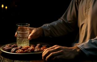 un' mezzo orientale uomo è preghiere durante Ramadan. lui mangia date e bevande acqua. ai generativo foto