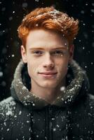 ai generato ritratto di bellissimo sorridente giovane Zenzero uomo in piedi sotto nevicando foto