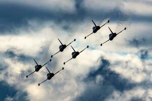 acrobatico squadra a spettacolo aereo. volo dimostrazione e formazione volare. aria vigore e militare mostrare. aeroporto e aria base. aviazione e aereo. volare e volare. foto