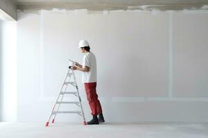 asain maschio costruzione architetto è pittura il parete. generativo ai foto