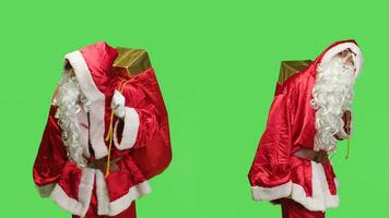 uomo vestito piace Santa con rosso Borsa trasporto i regali per figli, indossare festivo costume e bianca barba per vacanza spirito. inverno personaggio festeggiare Natale vigilia, tradizionale natale. foto