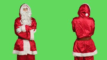 adulto nel Santa Claus festivo completo da uomo indossare falso bianca barba, in posa al di sopra di schermo verde sfondo. giovane uomo fare cosplay per diffusione vacanza stagione spirito, raffigurante inverno positività. foto