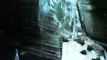 islandese Vatnajokull congelato ghiaccio grotte, artico scenario dentro ghiaccio berretto crepaccio con coperto brina e trasparente ghiacciato blocchi. ghiacciaio con Cracked ghiaccio rocce, Islanda paesaggio. palmare sparo. foto