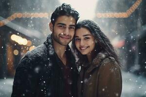 ai generato ritratto di bellissimo sorridente giovane coppia uomo e donna in piedi sotto nevicando foto