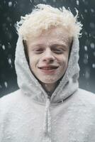 ai generato ritratto di bellissimo sorridente giovane albino uomo in piedi sotto nevicando foto