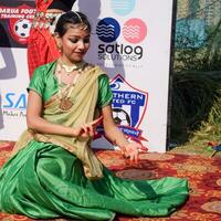 nuovo delhi, India - luglio 01 2023 - bharathanatyam indiano classico odissi ballerini l'esecuzione a palcoscenico. bellissimo indiano ragazza ballerini nel il posizione di indiano danza. indiano classico danza bharatanatyam foto