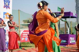 nuovo delhi, India - luglio 01 2023 - bharathanatyam indiano classico odissi ballerini l'esecuzione a palcoscenico. bellissimo indiano ragazza ballerini nel il posizione di indiano danza. indiano classico danza bharatanatyam foto