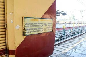 amritsar, India, aprile 20 2023 - indiano ferrovia treno a amritsar ferrovia stazione piattaforma durante mattina volta, colorato treno a amritsar, Punjab ferrovia stazione foto