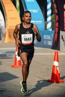 nuovo delhi, India - luglio 16 2023 - vedanta delhi metà maratona gara dopo covid nel quale maratona partecipanti di per attraversare il finire linea, delhi metà maratona 2022 foto