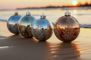 Natale ornamenti scintillante su palma alberi lungo un' sereno tropicale spiaggia foto