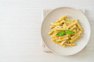 rigatoni al pesto con parmigiano - cibo italiano e stile vegetariano