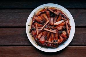 vista dall'alto crostata tatin di pere con caramello e spezie foto