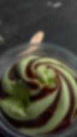 gelato sfocato foto con sapore di avocado su sfondo nero