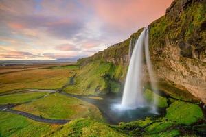 cascata seljalandsfoss al tramonto in islanda foto