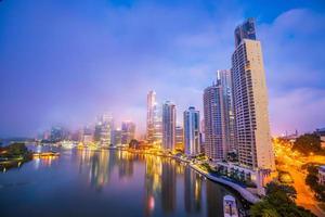 skyline della città di brisbane e fiume brisbane al crepuscolo foto