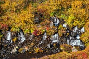 cascata hraunfossar in islanda. autunno