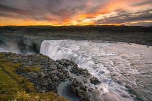 cascata detifoss con tramonto sullo sfondo foto