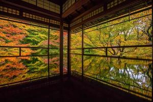 vista dei colori autunnali dai vecchi templi di kyoto foto