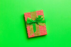superiore Visualizza Natale presente scatola con verde arco su verde sfondo con copia spazio foto