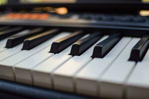 avvicinamento di pianoforte chiavi. pianoforte nero e bianca chiavi e pianoforte tastiera musicale strumento posto a il casa balcone durante soleggiato giorno. foto