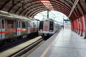 nuovo delhi India - agosto 10 2023 - delhi la metropolitana treno in arrivo a jhandewalan la metropolitana stazione nel nuovo delhi, India, Asia, pubblico la metropolitana in partenza a partire dal jhandewalan stazione foto