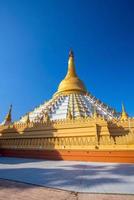 mahazadi pagoda con cielo blu a bago foto