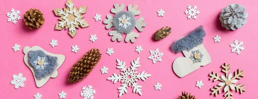 superiore Visualizza di vacanza giocattoli e decorazioni su rosa Natale sfondo. bandiera nuovo anno tempo concetto foto
