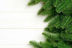 superiore Visualizza di Natale sfondo fatto di abete albero rami. nuovo anno concetto con copia spazio su di legno sfondo foto