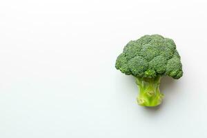 superiore Visualizza fresco verde broccoli verdura su colorato sfondo. broccoli cavolo testa salutare o vegetariano cibo concetto. piatto posizione. copia spazio foto