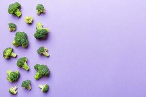 superiore Visualizza fresco verde broccoli verdura su colorato sfondo. broccoli cavolo testa salutare o vegetariano cibo concetto. piatto posizione. copia spazio foto