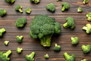 verde fresco broccoli sfondo vicino su su colorato tavolo. verdure per dieta e salutare mangiare. biologico cibo foto