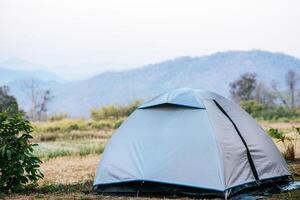 tenda turistica in campeggio in montagna foto