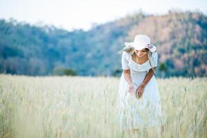 donna con il cappello felicità nella natura foto