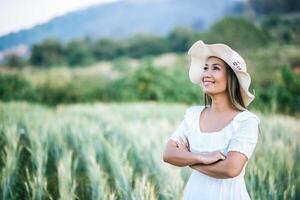 donna con il cappello felicità nella natura foto