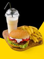 hamburger con francese patatine fritte e frappè foto