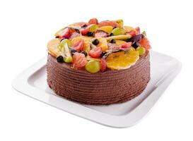 cioccolato torta decorato frutti di bosco e frutta su piatto foto