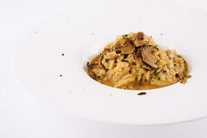 cremoso formaggio risotto con fette di tartufo foto