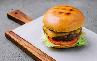 gustoso hamburger al formaggio con lattuga, formaggio e pomodoro foto