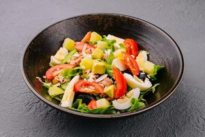 tonno pesce insalata con uova, lattuga, ciliegia pomodori, avocado e olive foto