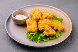 delizioso croccante fritte pollo Seno strisce con salsa foto