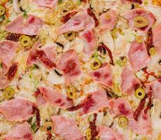 Pizza prosciutto e fungo vicino su sfondo foto