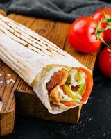 shawarma lanciato nel Lavash, umido grigliato carne foto