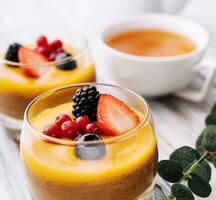 delizioso panna cotta con Mango con frutti di bosco foto