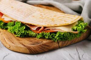 lavash Sandwich con prosciutto e formaggio foto