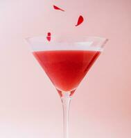 fragola alcool cocktail nel Martini bicchiere foto